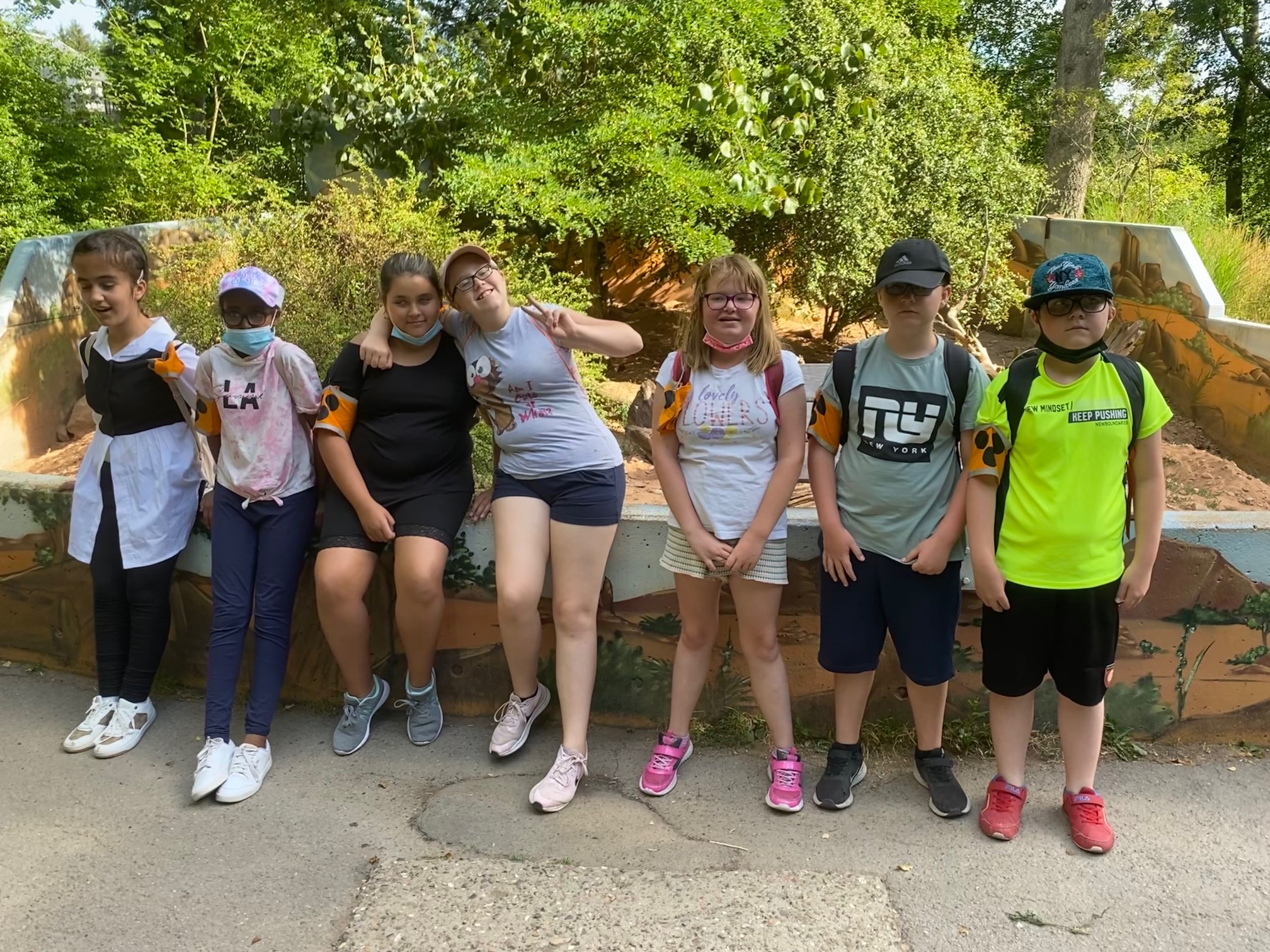 Gruppenfoto%20vor%20dem%20Gehege%20der%20Erdm%C3%A4nnchen Gruppenfoto%20vor%20dem%20Gehege%20der%20Erdm%C3%A4nnchen